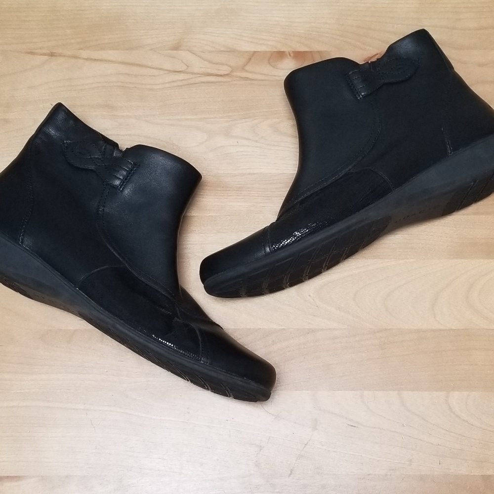 ARAVON | BLACK LEATHER SIDE ZIP BOOTIES, SZ 10 B - Picture 3 of 8